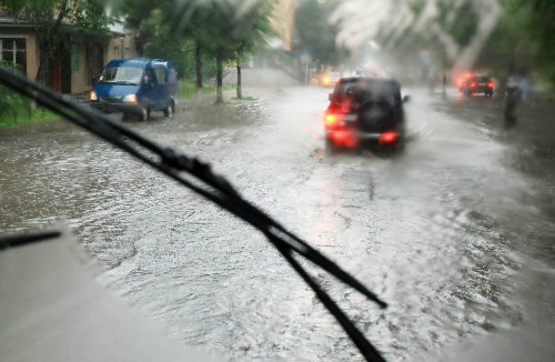 Thời tiết xấu, ý thức người tham gia giao thông ở Việt Nam chưa cao, người lái xe nên quan sát kỹ khi lưu thông