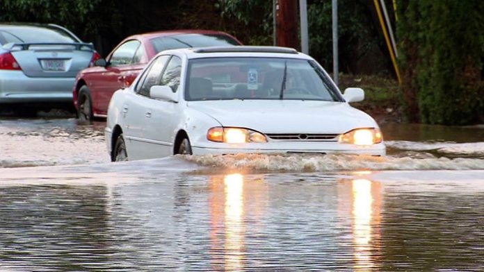 'Bỏ túi' kinh nghiệm lái xe qua các khu vực bị ngập nước