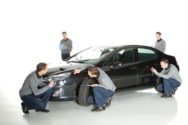 Mua bảo hiểm xe ô tô là điều kiện thiết yếu của khách hàng