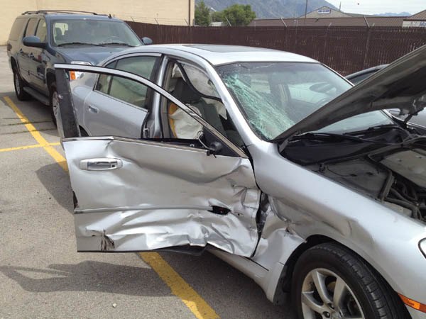 Mua bảo hiểm cho xe ô tô là một cách bảo vệ cho chiếc xe của bạn