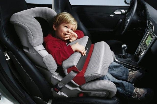 Không nên để trẻ một mình trong ô tô