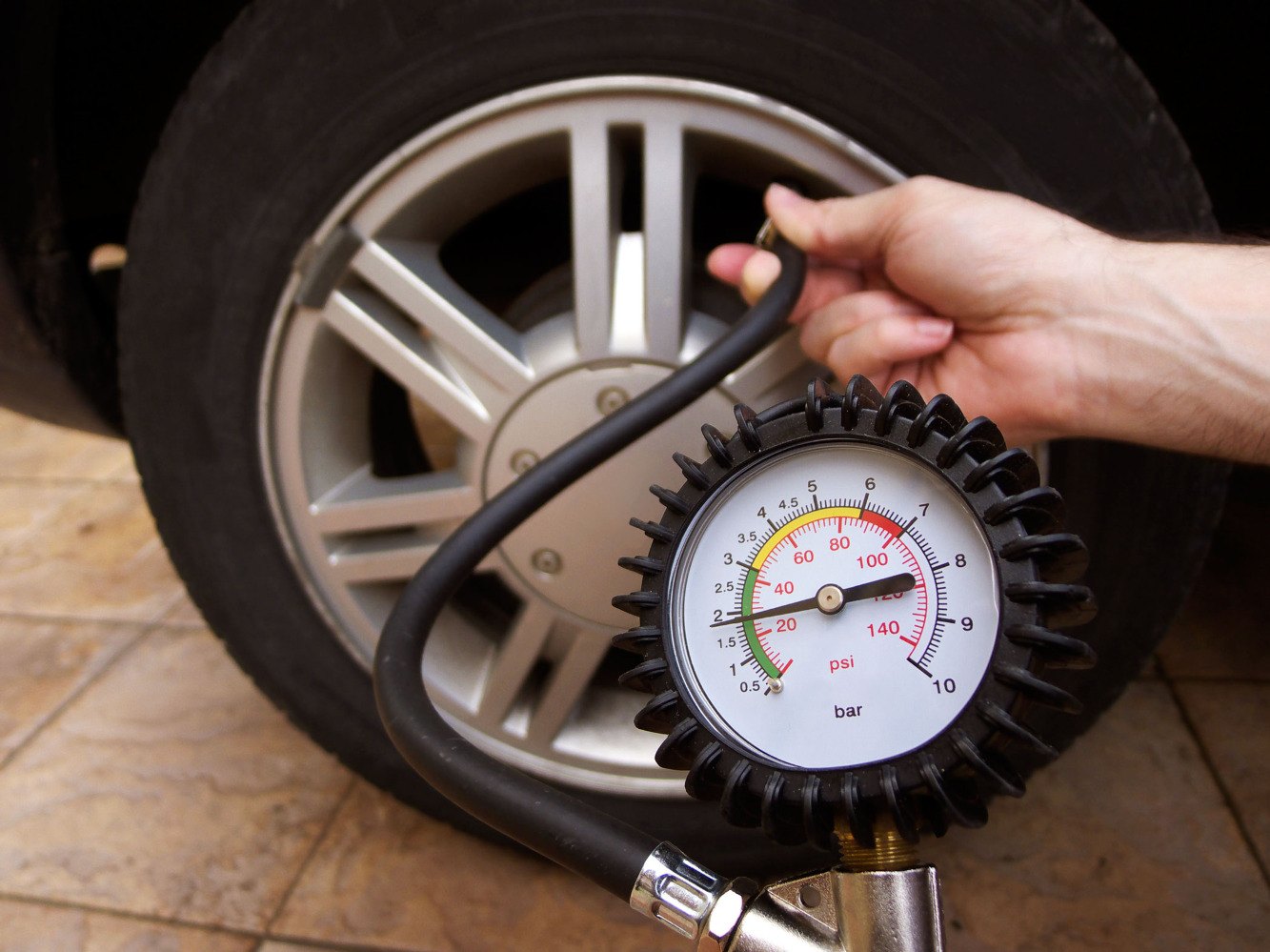 Bơm lốp xe ô tô bao nhiêu là đủ?