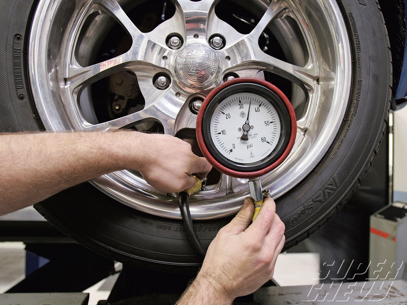 Bơm lốp đúng áp suất sẽ giúp lốp xe có tuổi thọ cao hơn