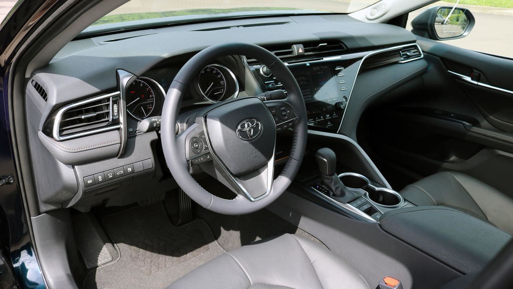 Nội thất Toyota Camry Hybrid 2018