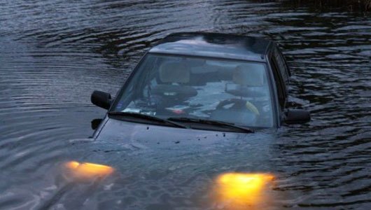 Cách thoát hiểm khi ô tô bị ngập nước 